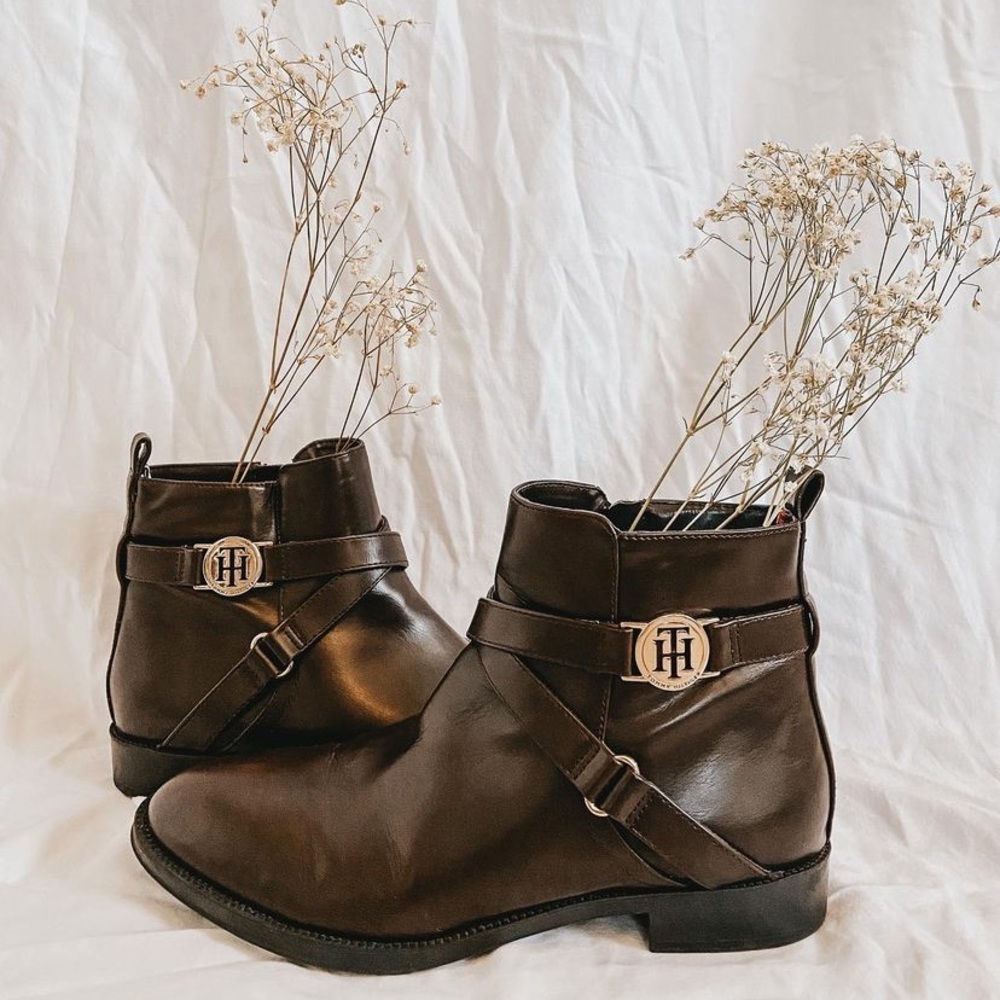 Tommy Hilfiger walnut chelsea boots with gold accents